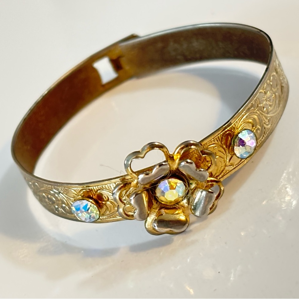 🦋2/25$ Victorian gold tone engrave floral pattern whit AB rhinestones Bracelet